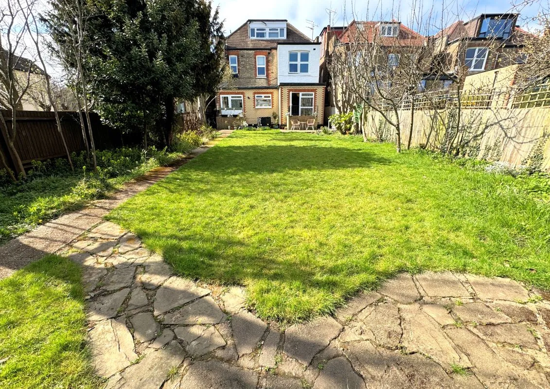 Online Property Auction in London: Finchley, N3 2EB | Auction ends 04/12/2025, a Guide Price of £220,000+.