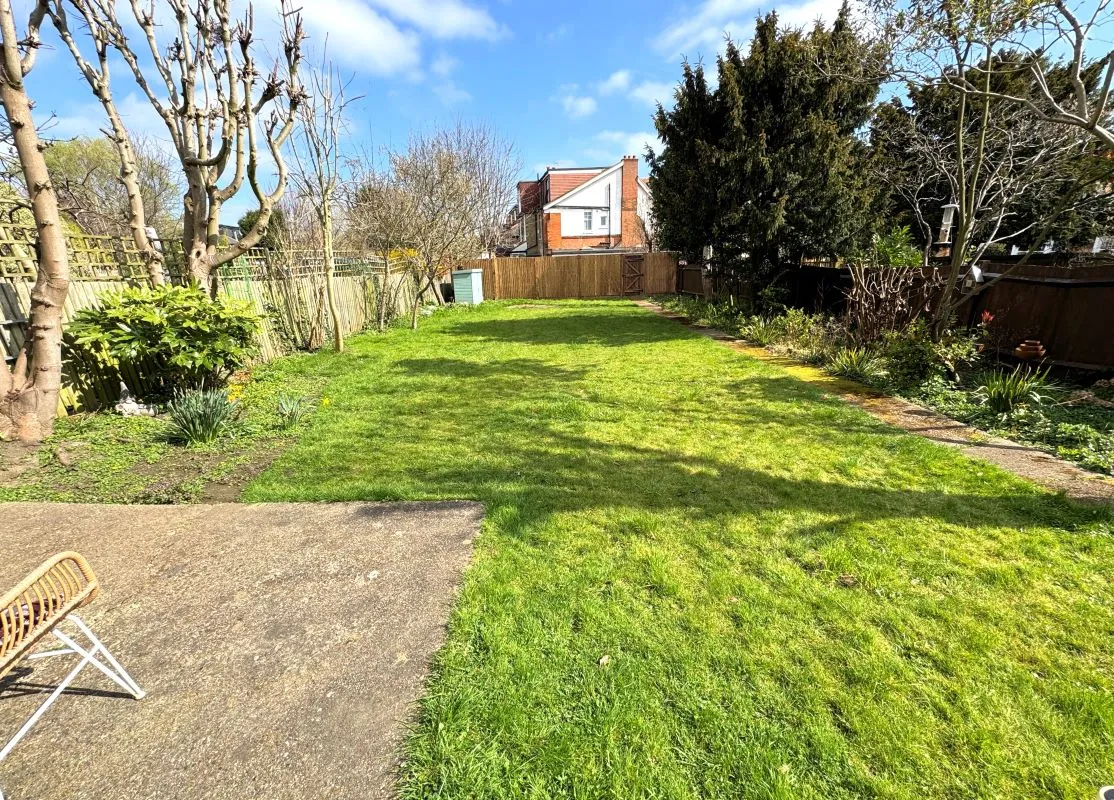 Online Property Auction in London: Finchley, N3 2EB | Auction ends 04/12/2025, a Guide Price of £220,000+.