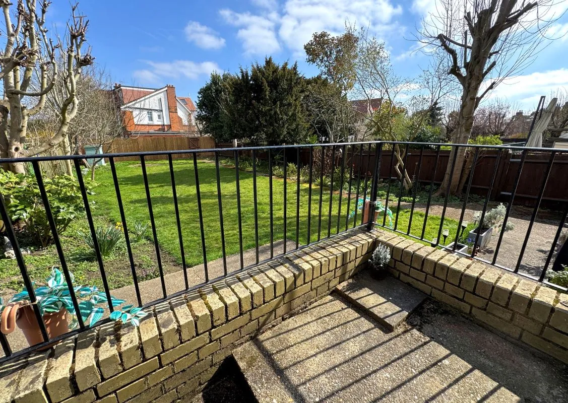 Online Property Auction in London: Finchley, N3 2EB | Auction ends 04/12/2025, a Guide Price of £220,000+.