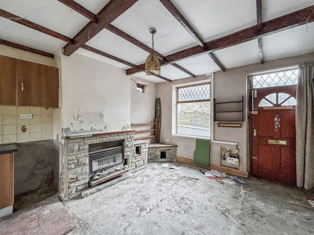 Online Property Auction in London: White Lane, Bradford, BD6 1AS | Auction ends 04/12/2025, a Guide Price of £20,000+.