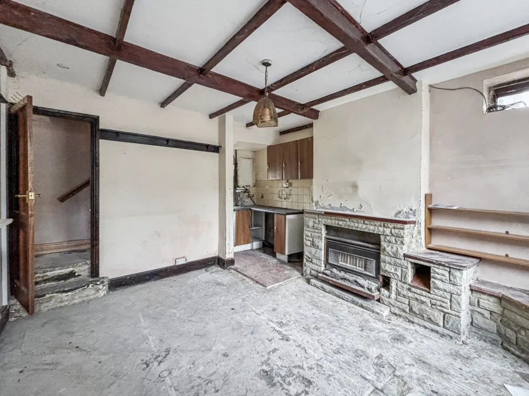 Online Property Auction in London: White Lane, Bradford, BD6 1AS | Auction ends 04/12/2025, a Guide Price of £20,000+.