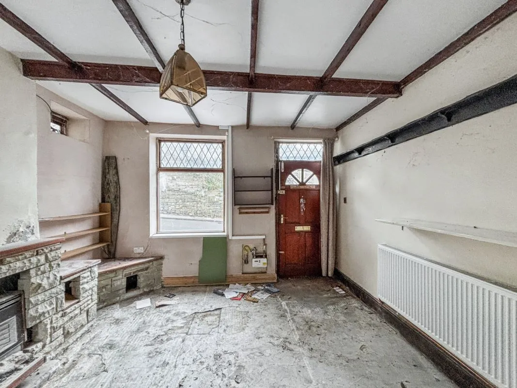 Online Property Auction in London: White Lane, Bradford, BD6 1AS | Auction ends 04/12/2025, a Guide Price of £20,000+.