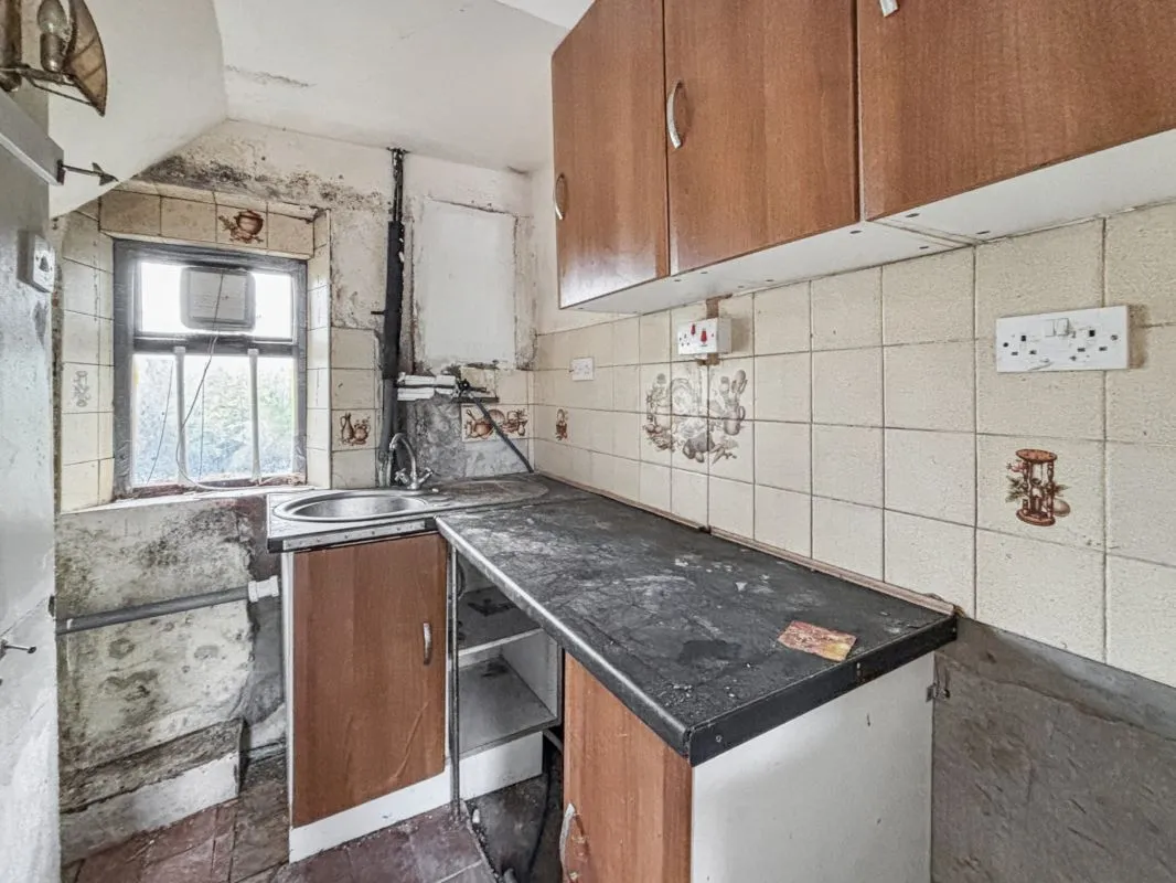 Online Property Auction in London: White Lane, Bradford, BD6 1AS | Auction ends 04/12/2025, a Guide Price of £20,000+.