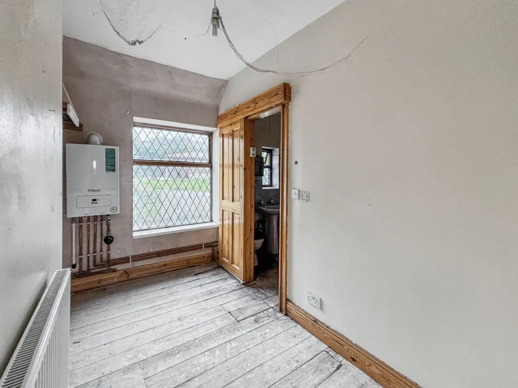 Online Property Auction in London: White Lane, Bradford, BD6 1AS | Auction ends 04/12/2025, a Guide Price of £20,000+.