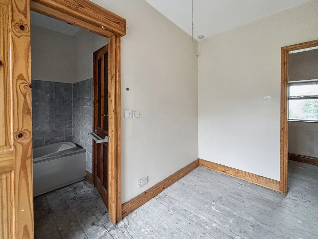 Online Property Auction in London: White Lane, Bradford, BD6 1AS | Auction ends 04/12/2025, a Guide Price of £20,000+.