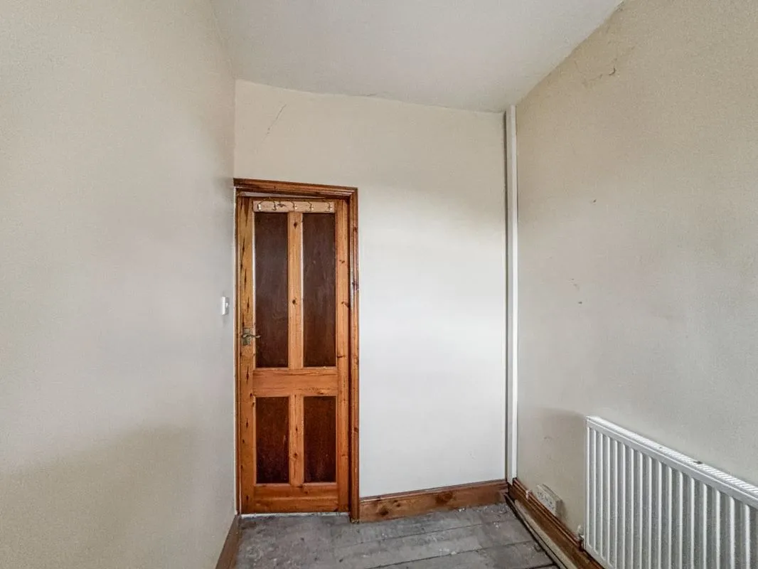 Online Property Auction in London: White Lane, Bradford, BD6 1AS | Auction ends 04/12/2025, a Guide Price of £20,000+.