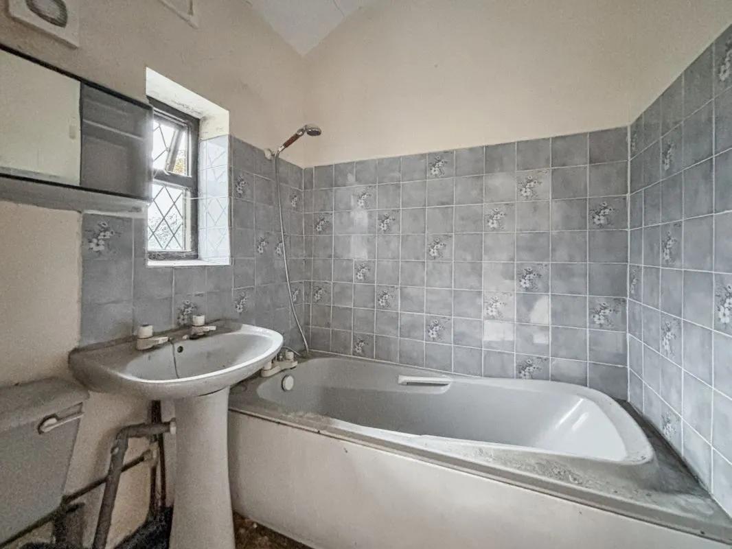 Online Property Auction in London: White Lane, Bradford, BD6 1AS | Auction ends 04/12/2025, a Guide Price of £20,000+.