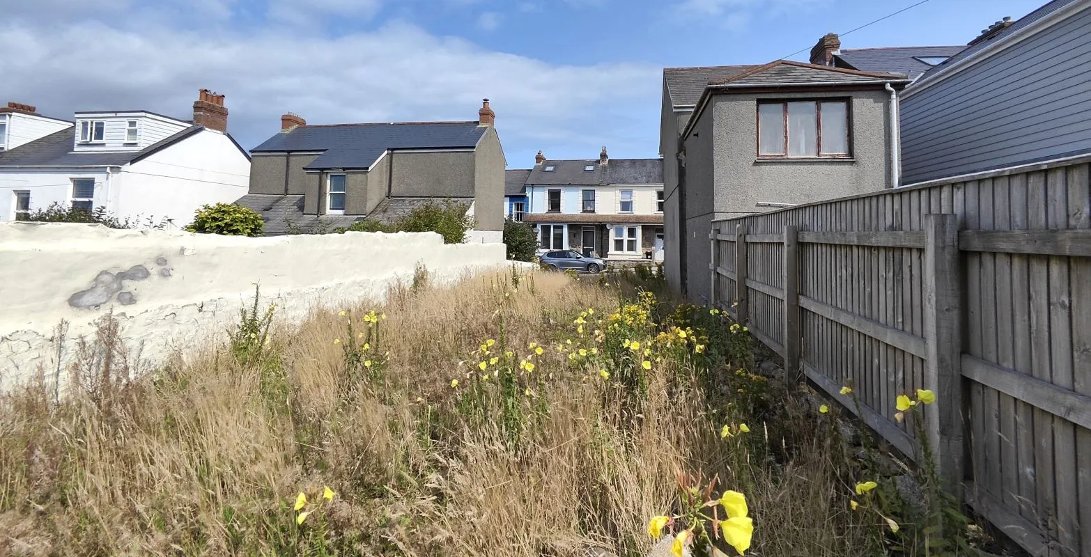 Online Property Auction in London: Raymond Road, Redruth, Cornwall, TR15 2HF | Auction ends 04/12/2025, a Guide Price of £70,000+.
