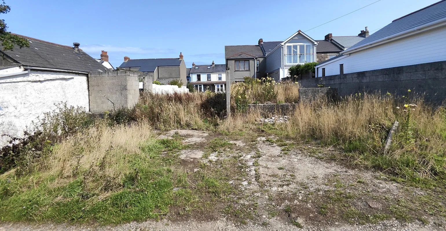 Online Property Auction in London: Raymond Road, Redruth, Cornwall, TR15 2HF | Auction ends 04/12/2025, a Guide Price of £70,000+.
