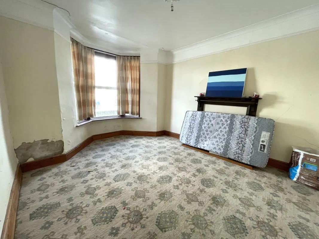 Online Property Auction in London: Raymond Road, Redruth, Cornwall, TR15 2HF | Auction ends 04/12/2025, a Guide Price of £70,000+.