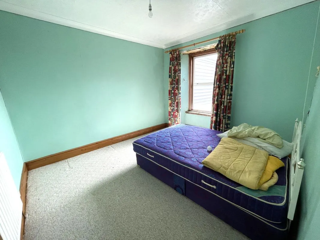 Online Property Auction in London: Raymond Road, Redruth, Cornwall, TR15 2HF | Auction ends 04/12/2025, a Guide Price of £70,000+.