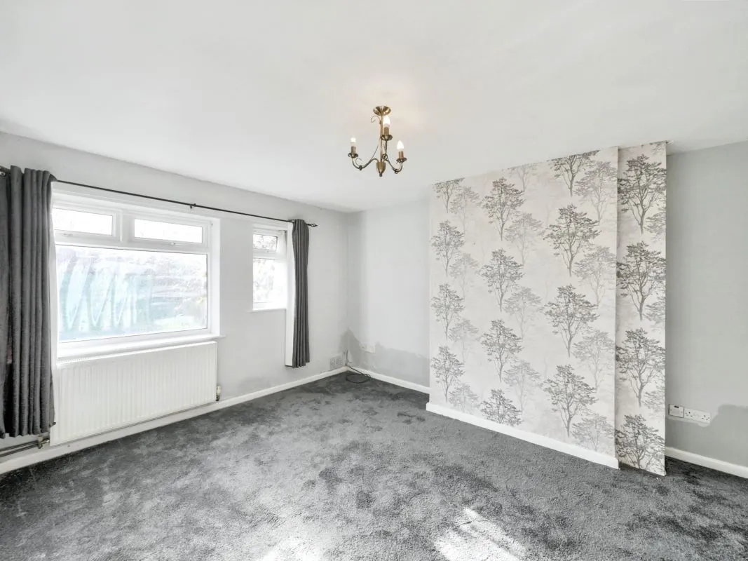 Online Property Auction in London: Walgrove Avenue, Chesterfield, S40 2PX | Auction ends 04/12/2025, a Guide Price of £40,000+.