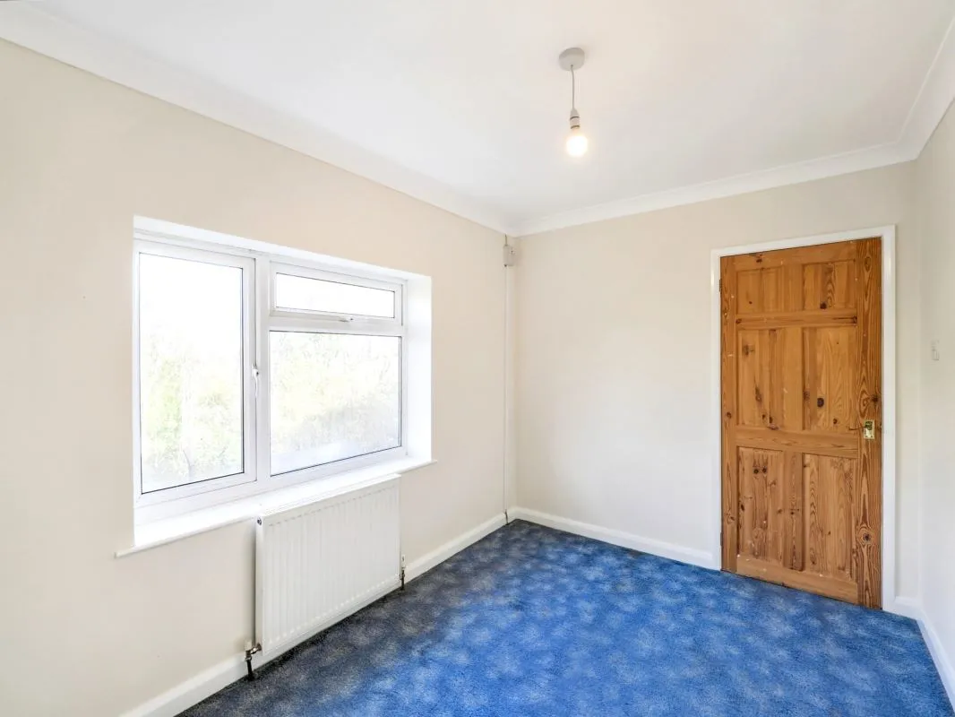 Online Property Auction in London: Walgrove Avenue, Chesterfield, S40 2PX | Auction ends 04/12/2025, a Guide Price of £40,000+.