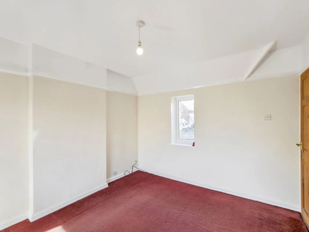 Online Property Auction in London: Walgrove Avenue, Chesterfield, S40 2PX | Auction ends 04/12/2025, a Guide Price of £40,000+.