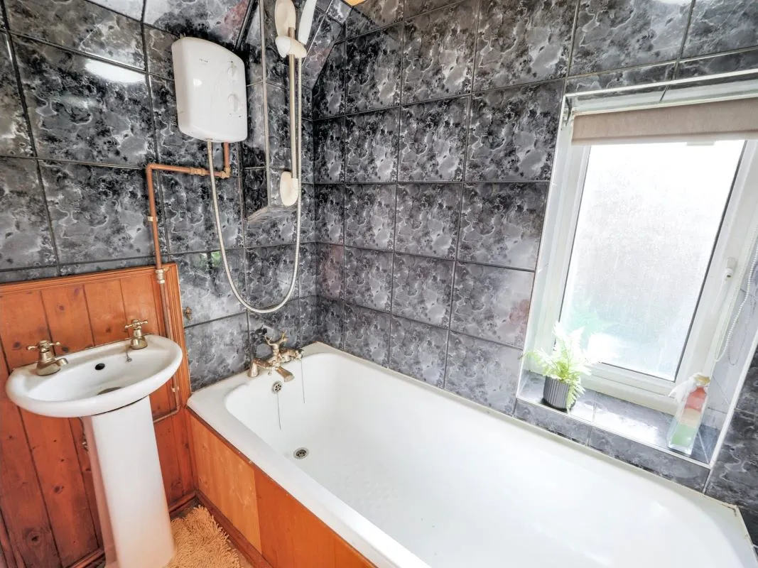 Online Property Auction in London: Walgrove Avenue, Chesterfield, S40 2PX | Auction ends 04/12/2025, a Guide Price of £40,000+.