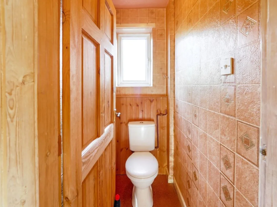 Online Property Auction in London: Walgrove Avenue, Chesterfield, S40 2PX | Auction ends 04/12/2025, a Guide Price of £40,000+.