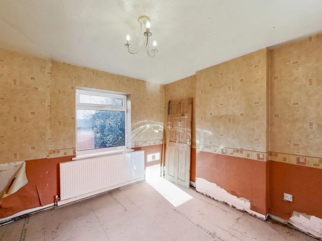 Online Property Auction in London: Walgrove Avenue, Chesterfield, S40 2PX | Auction ends 04/12/2025, a Guide Price of £40,000+.