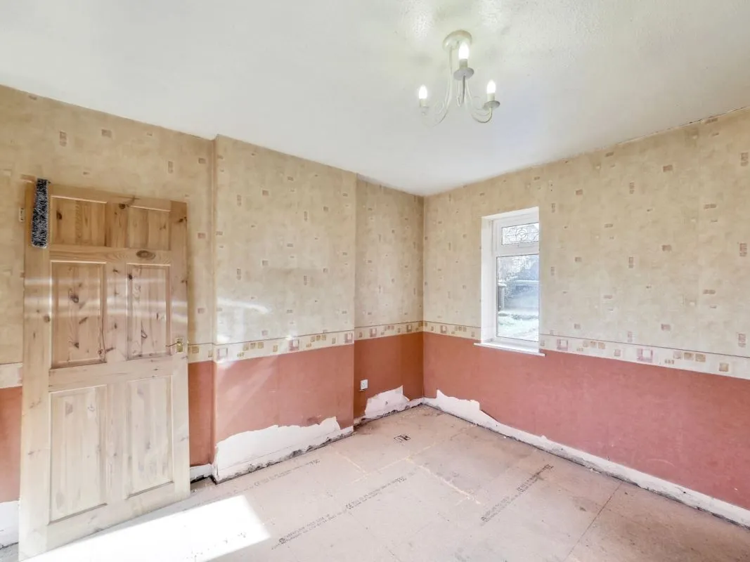 Online Property Auction in London: Walgrove Avenue, Chesterfield, S40 2PX | Auction ends 04/12/2025, a Guide Price of £40,000+.