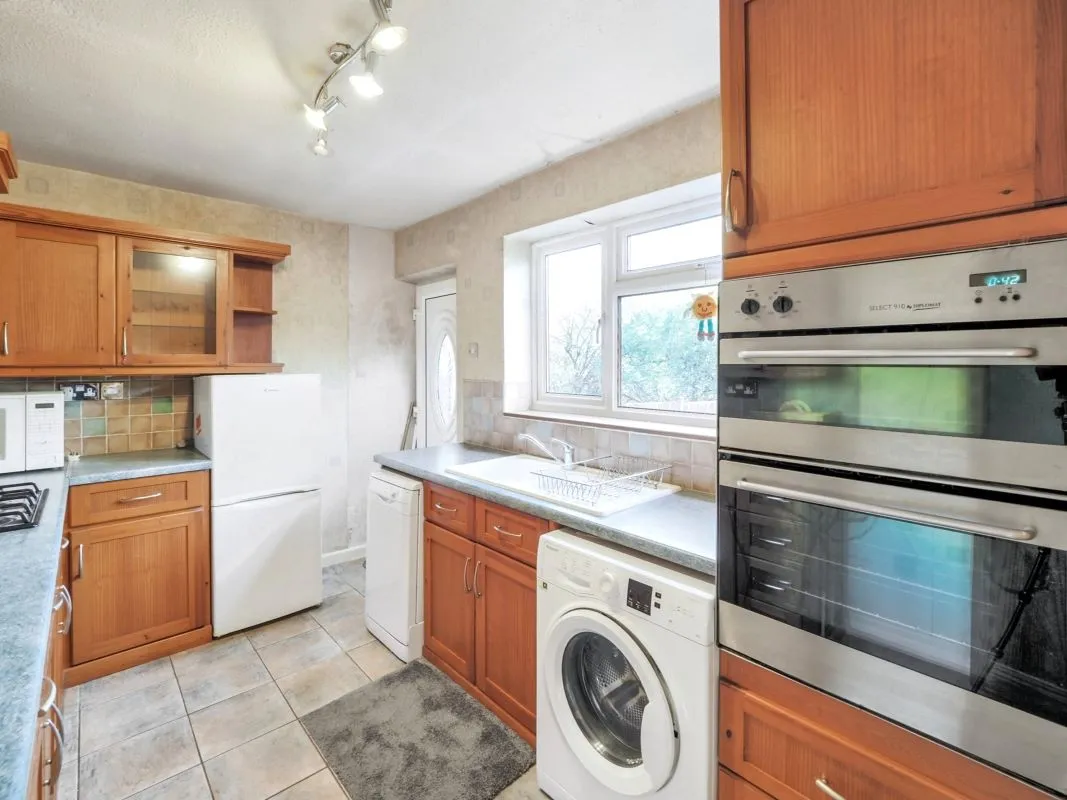 Online Property Auction in London: Walgrove Avenue, Chesterfield, S40 2PX | Auction ends 04/12/2025, a Guide Price of £40,000+.
