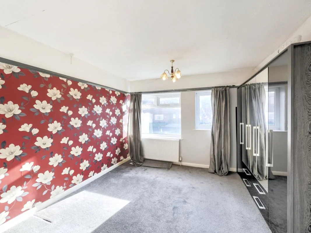 Online Property Auction in London: Walgrove Avenue, Chesterfield, S40 2PX | Auction ends 04/12/2025, a Guide Price of £40,000+.