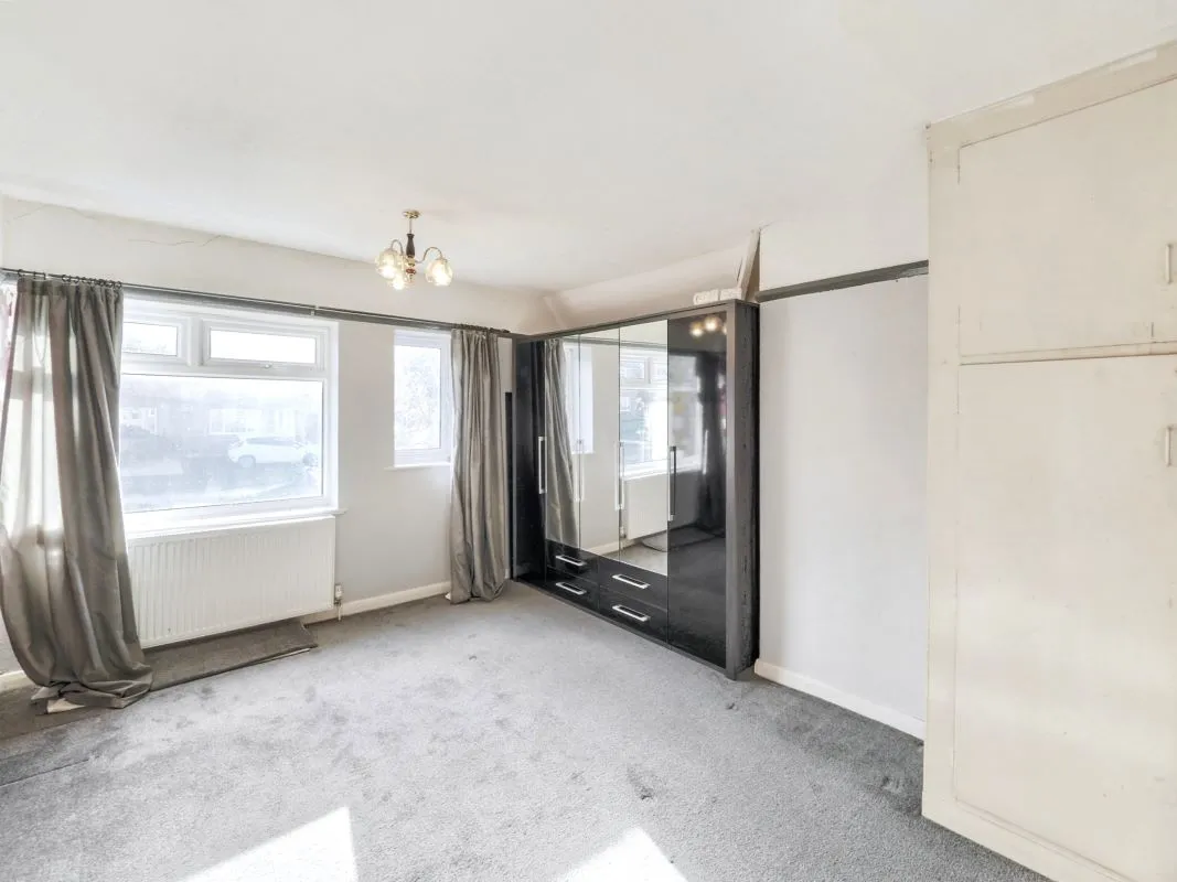 Online Property Auction in London: Walgrove Avenue, Chesterfield, S40 2PX | Auction ends 04/12/2025, a Guide Price of £40,000+.