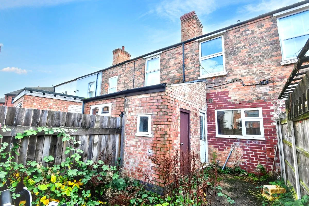 Online Property Auction in London: Whittier Road, Nottingham, NG2 4AT | Auction ends 04/12/2025, a Guide Price of £50,000+.