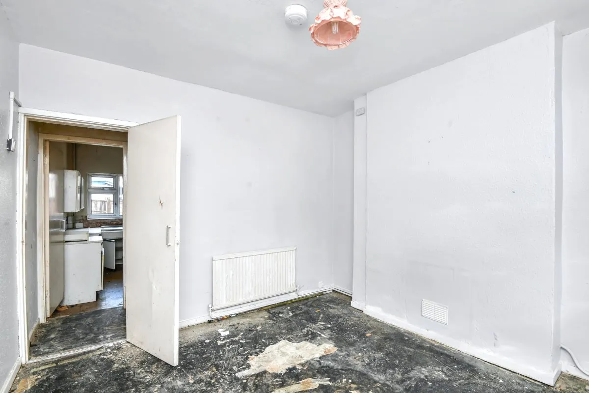 Online Property Auction in London: Whittier Road, Nottingham, NG2 4AT | Auction ends 04/12/2025, a Guide Price of £50,000+.