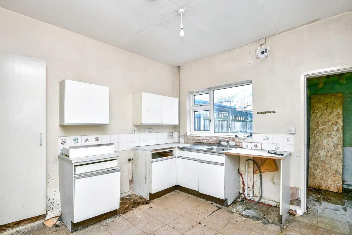 Online Property Auction in London: Whittier Road, Nottingham, NG2 4AT | Auction ends 04/12/2025, a Guide Price of £50,000+.