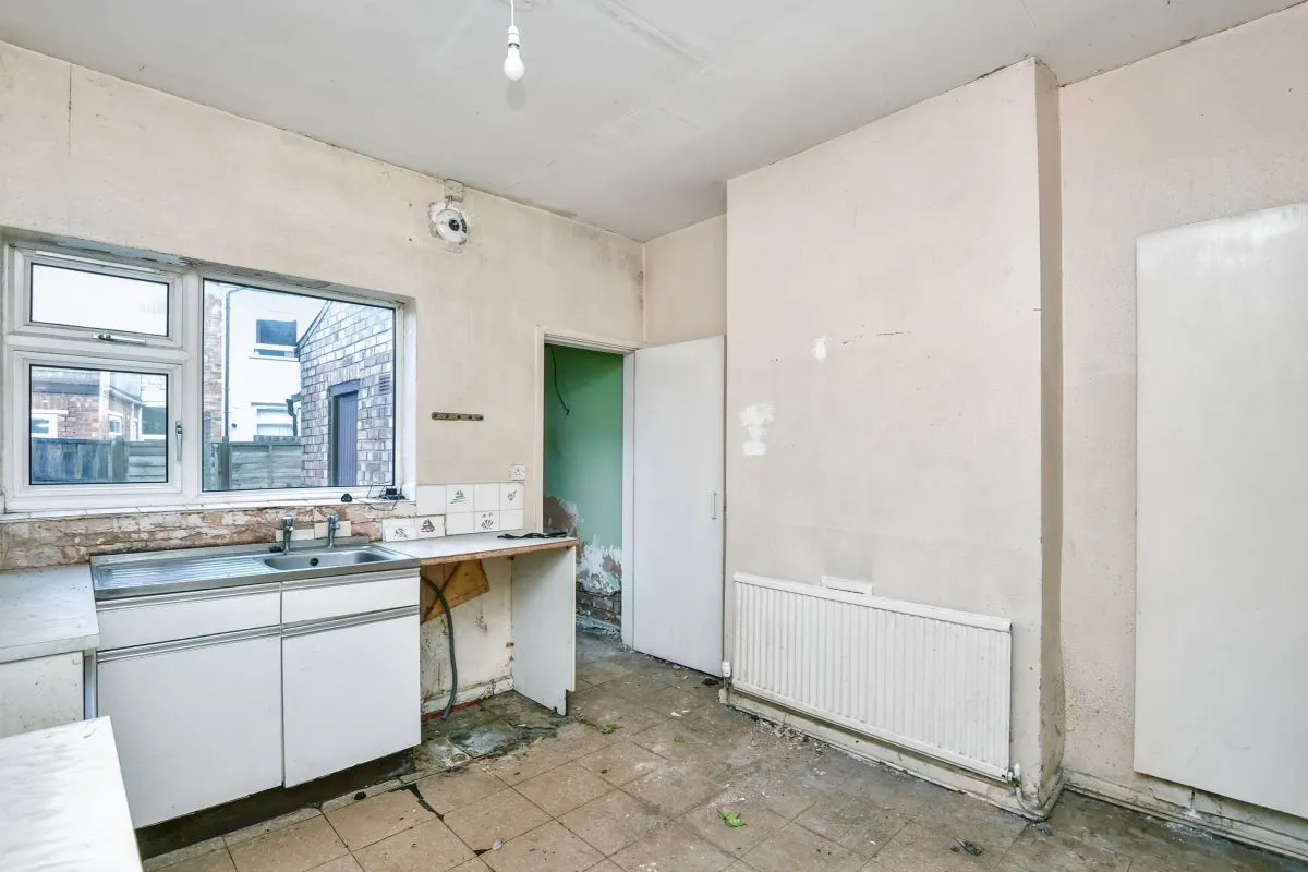 Online Property Auction in London: Whittier Road, Nottingham, NG2 4AT | Auction ends 04/12/2025, a Guide Price of £50,000+.