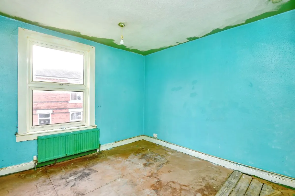 Online Property Auction in London: Whittier Road, Nottingham, NG2 4AT | Auction ends 04/12/2025, a Guide Price of £50,000+.