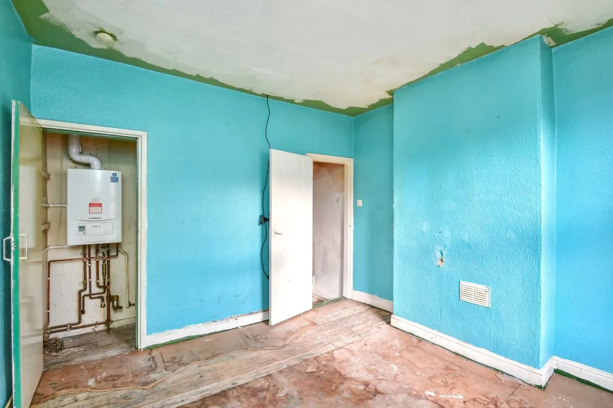 Online Property Auction in London: Whittier Road, Nottingham, NG2 4AT | Auction ends 04/12/2025, a Guide Price of £50,000+.