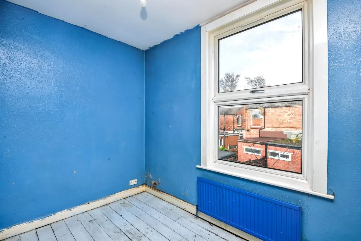 Online Property Auction in London: Whittier Road, Nottingham, NG2 4AT | Auction ends 04/12/2025, a Guide Price of £50,000+.