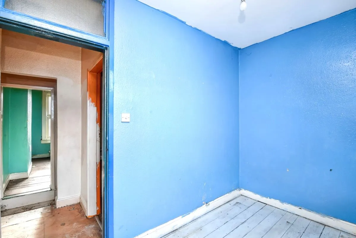 Online Property Auction in London: Whittier Road, Nottingham, NG2 4AT | Auction ends 04/12/2025, a Guide Price of £50,000+.