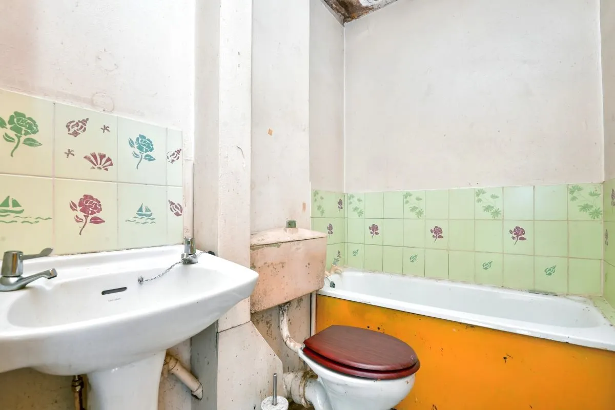 Online Property Auction in London: Whittier Road, Nottingham, NG2 4AT | Auction ends 04/12/2025, a Guide Price of £50,000+.