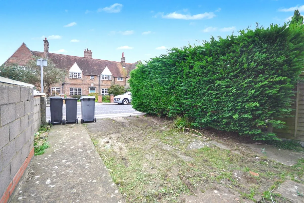 Online Property Auction in London: Windham Road, Bournemouth, BH1 4RF | Auction ends 04/12/2025, a Guide Price of £90,000+.