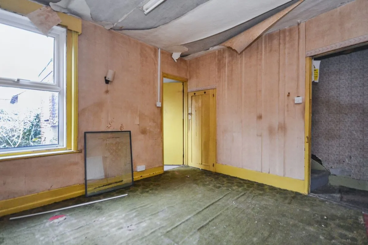 Online Property Auction in London: Windham Road, Bournemouth, BH1 4RF | Auction ends 04/12/2025, a Guide Price of £90,000+.