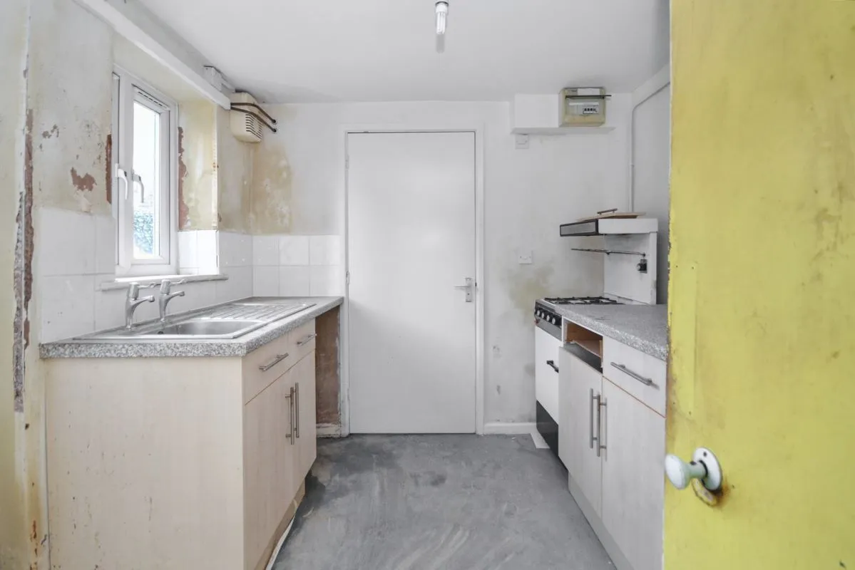 Online Property Auction in London: Windham Road, Bournemouth, BH1 4RF | Auction ends 04/12/2025, a Guide Price of £90,000+.