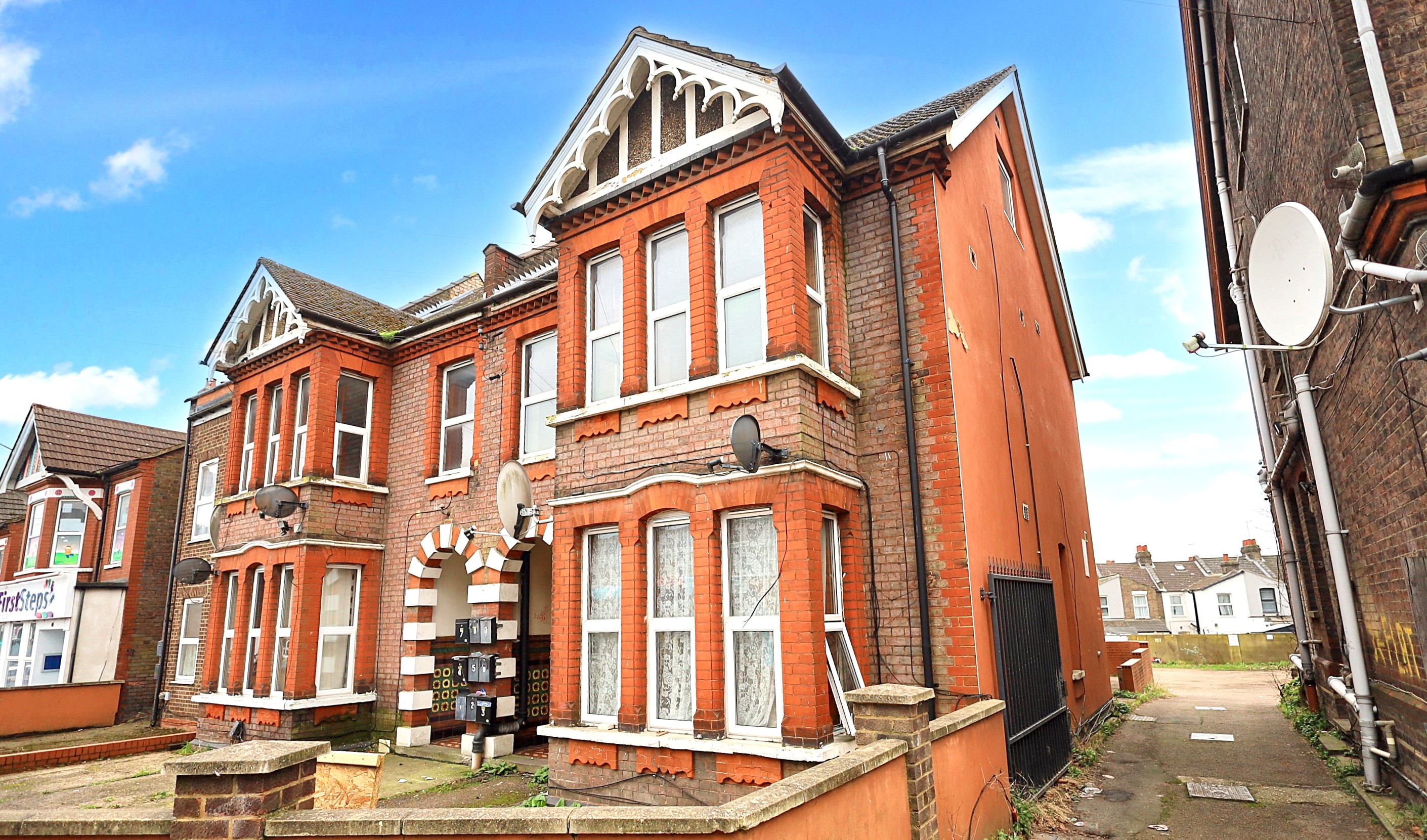 Biscot Road, Luton, LU3 1AH