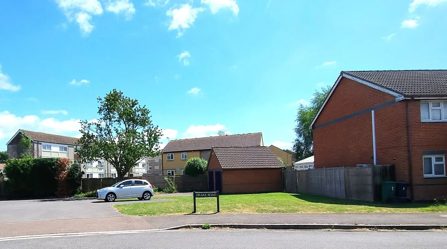 Drake Road, Horley, Surrey, RH6 8SJ