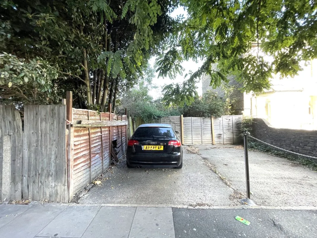 Online Property Auction in London: Mayes Road, Wood Green, N22 6SY | Auction ends 17/09/2025, a Guide Price of £25,000+.