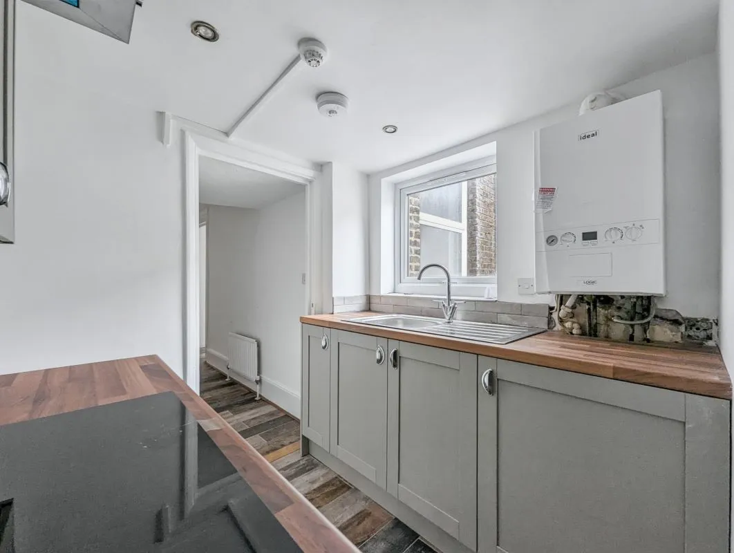 Online Property Auction in London: Windmill Street, Gravesend, DA12 1BJ | Auction ends 17/09/2025, a Guide Price of £40,000+.