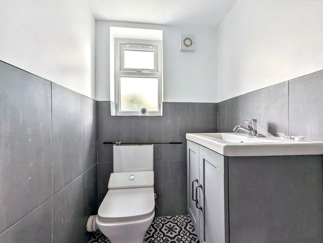 Online Property Auction in London: Windmill Street, Gravesend, DA12 1BJ | Auction ends 17/09/2025, a Guide Price of £40,000+.