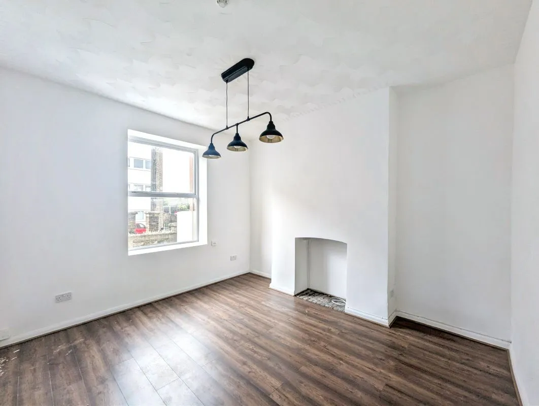 Online Property Auction in London: Windmill Street, Gravesend, DA12 1BJ | Auction ends 17/09/2025, a Guide Price of £40,000+.