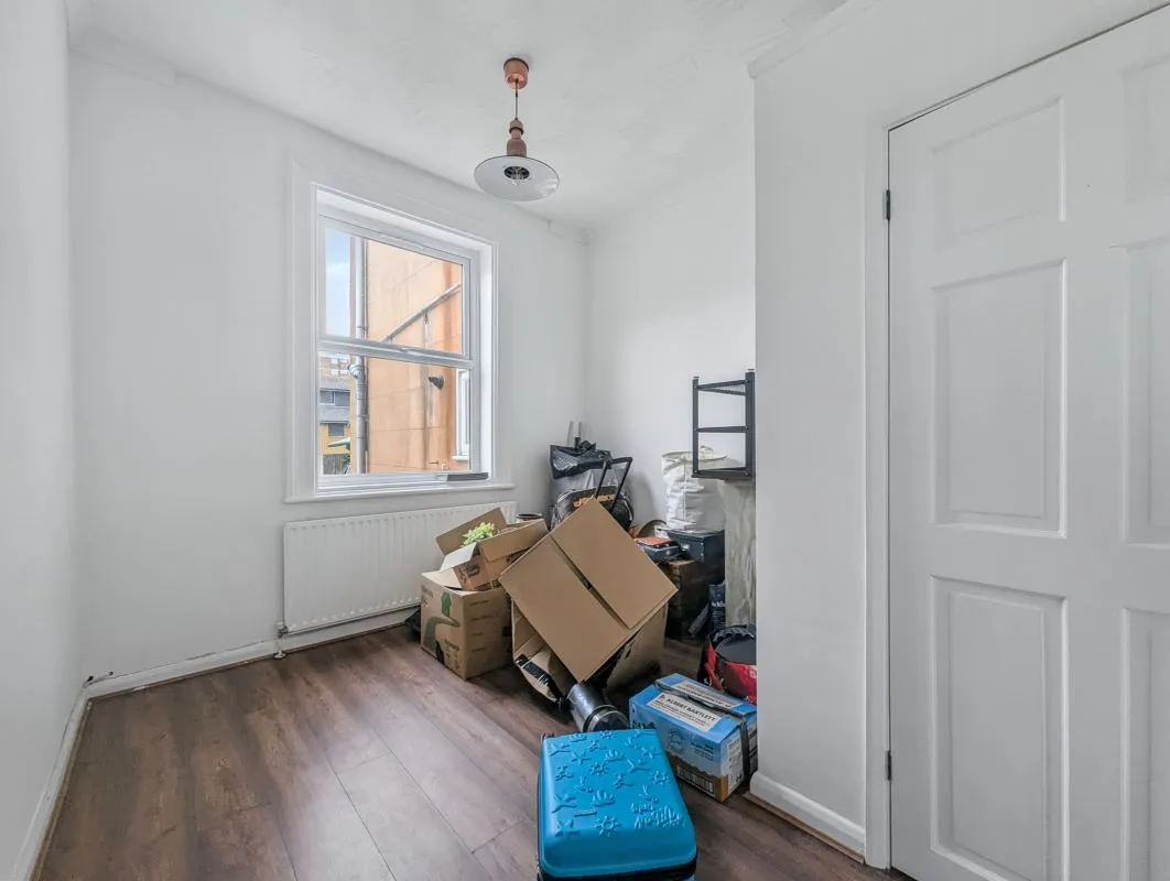 Online Property Auction in London: Windmill Street, Gravesend, DA12 1BJ | Auction ends 17/09/2025, a Guide Price of £40,000+.