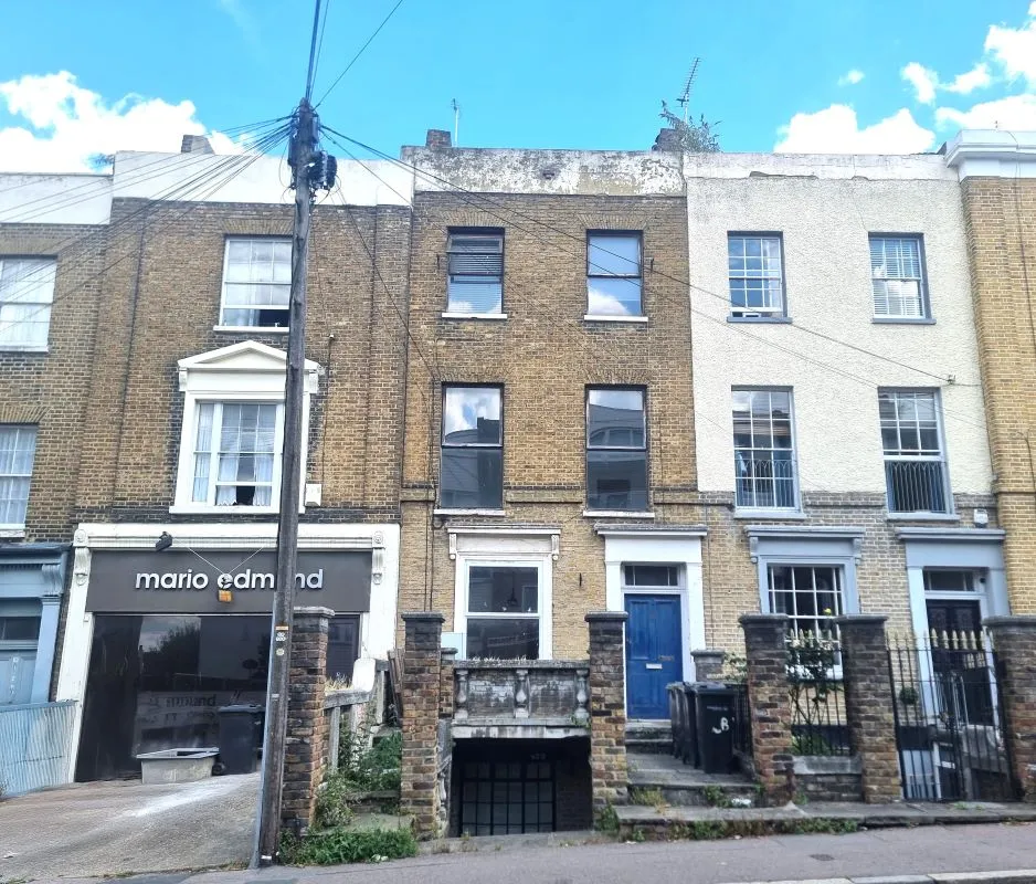 Online Property Auction in London: Windmill Street, Gravesend, DA12 1BJ | Auction ends 17/09/2025, a Guide Price of £40,000+.