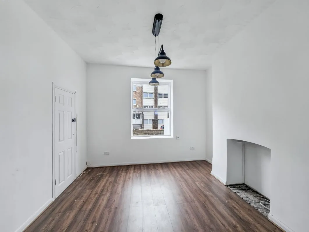 Online Property Auction in London: Windmill Street, Gravesend, DA12 1BJ | Auction ends 17/09/2025, a Guide Price of £40,000+.