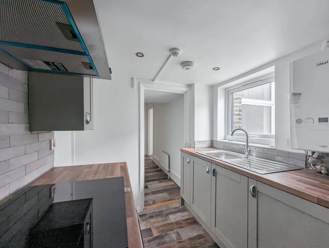 Online Property Auction in London: Windmill Street, Gravesend, DA12 1BJ | Auction ends 17/09/2025, a Guide Price of £40,000+.