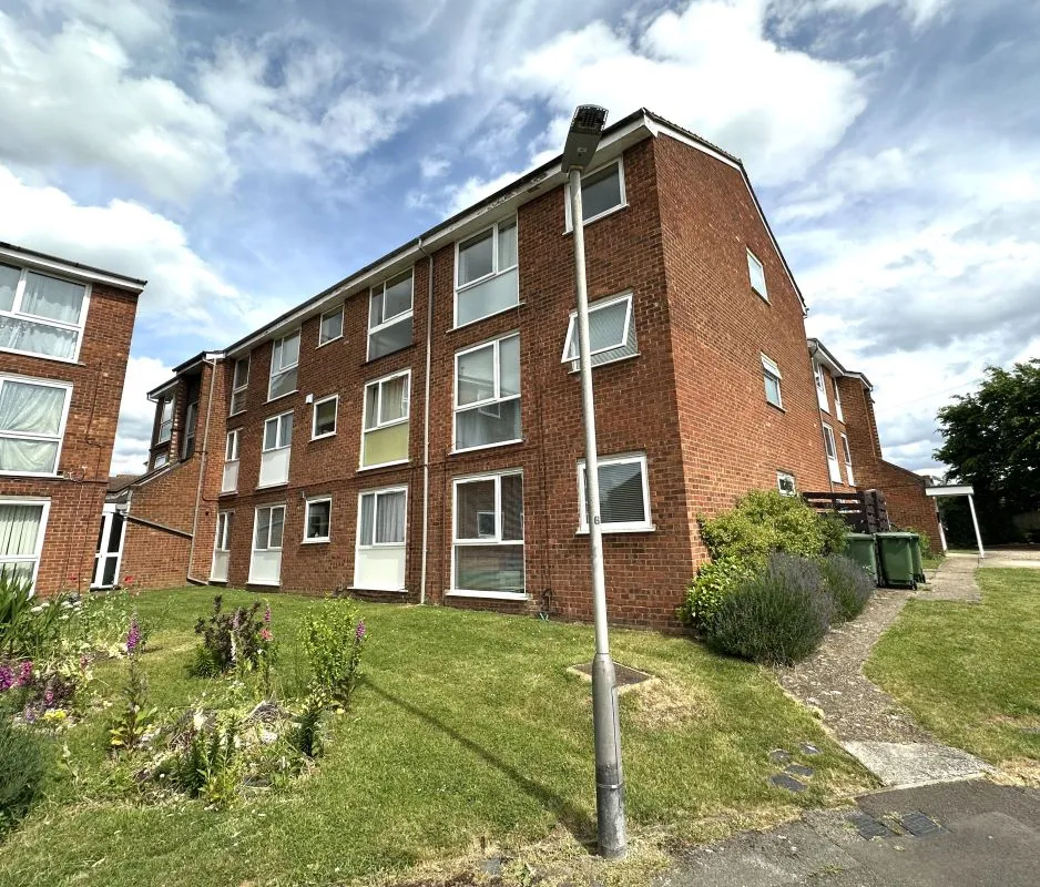 Online Property Auction in London: Hardwicke Place, London Colney, St. Albans, AL2 1PX | Auction ends 17/09/2025, a Guide Price of £90,000+.