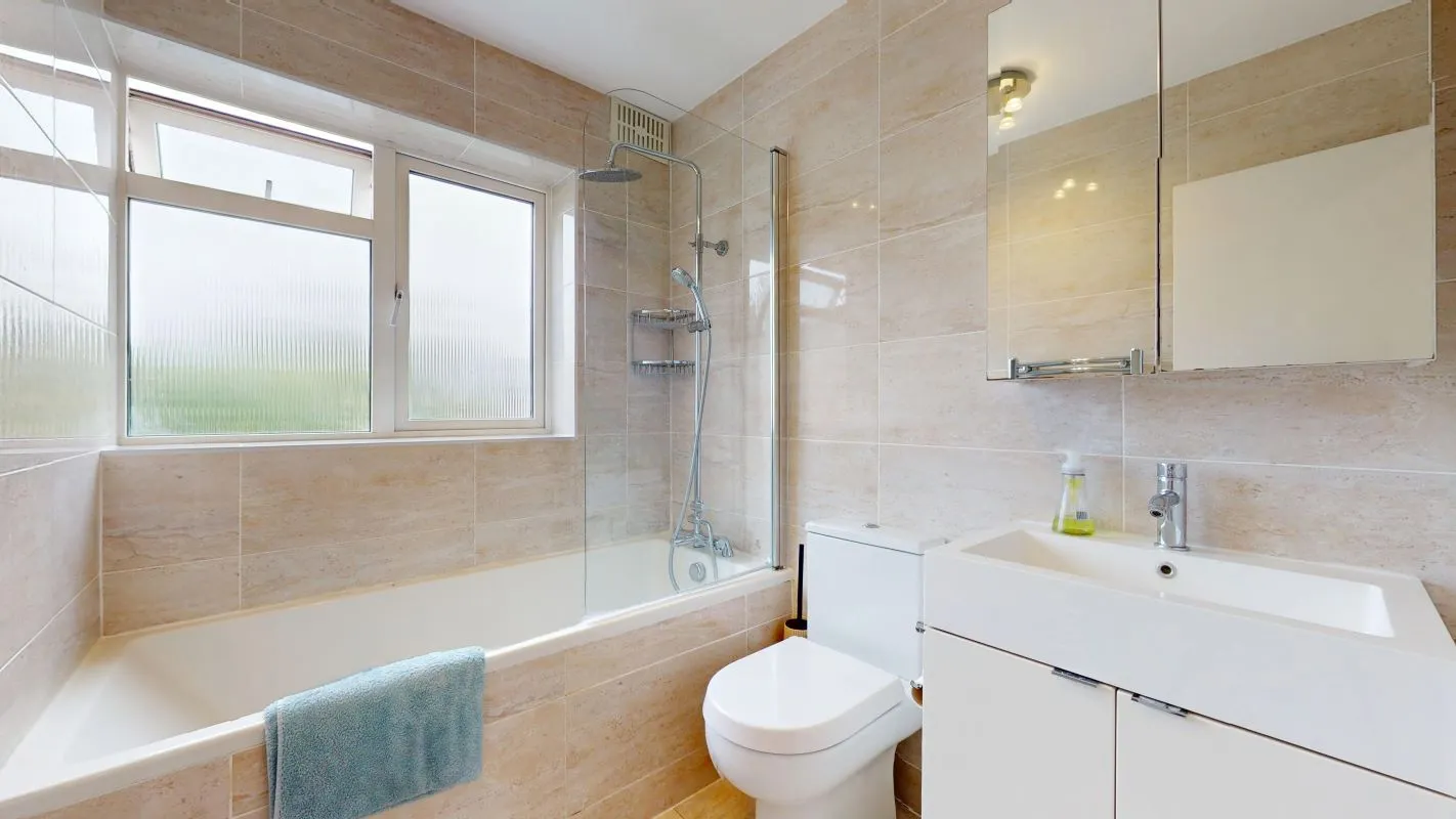 Online Property Auction in London: Thatcham Court, High Road, Whetstone, N20 9QU | Auction ends 17/09/2025, a Guide Price of £325,000+.