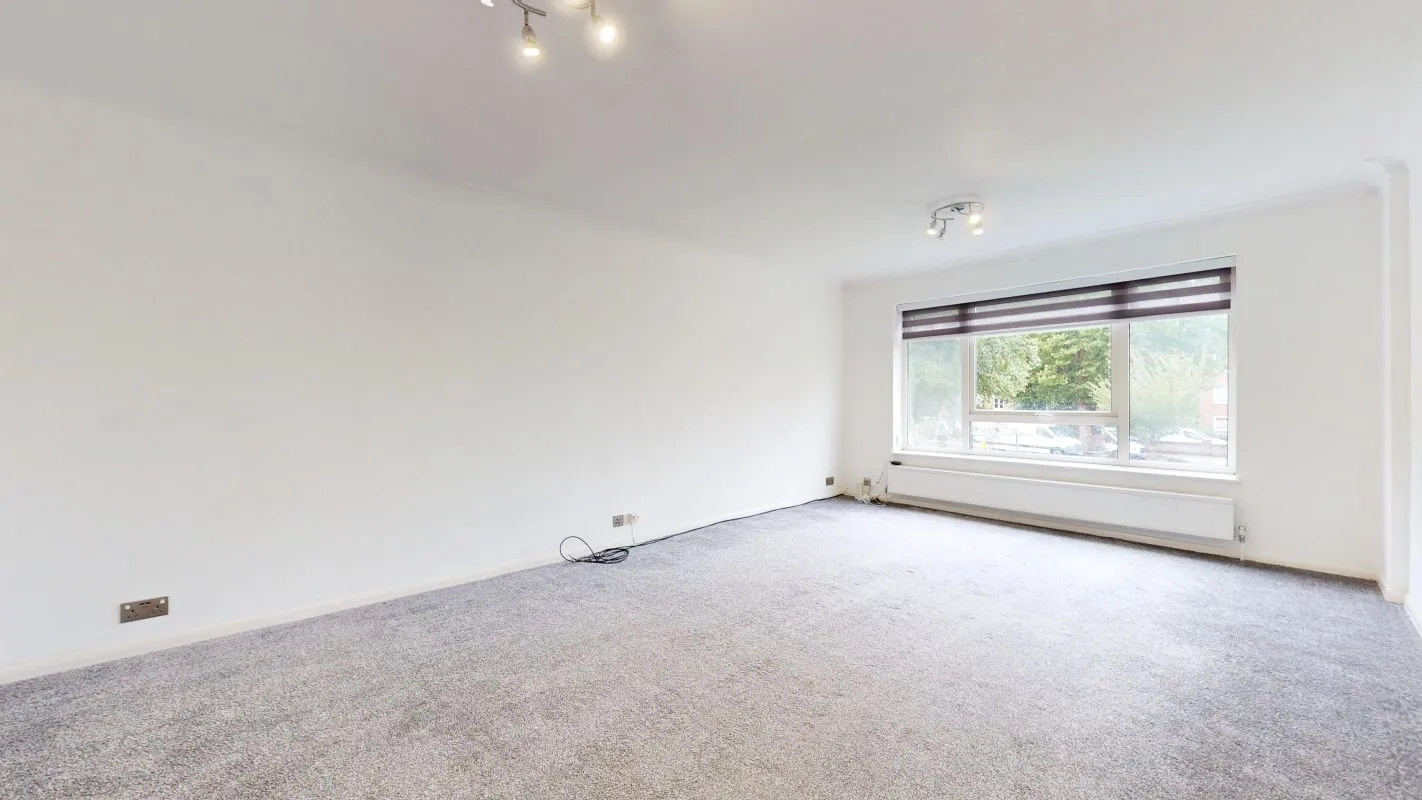 Online Property Auction in London: Thatcham Court, High Road, Whetstone, N20 9QU | Auction ends 17/09/2025, a Guide Price of £325,000+.